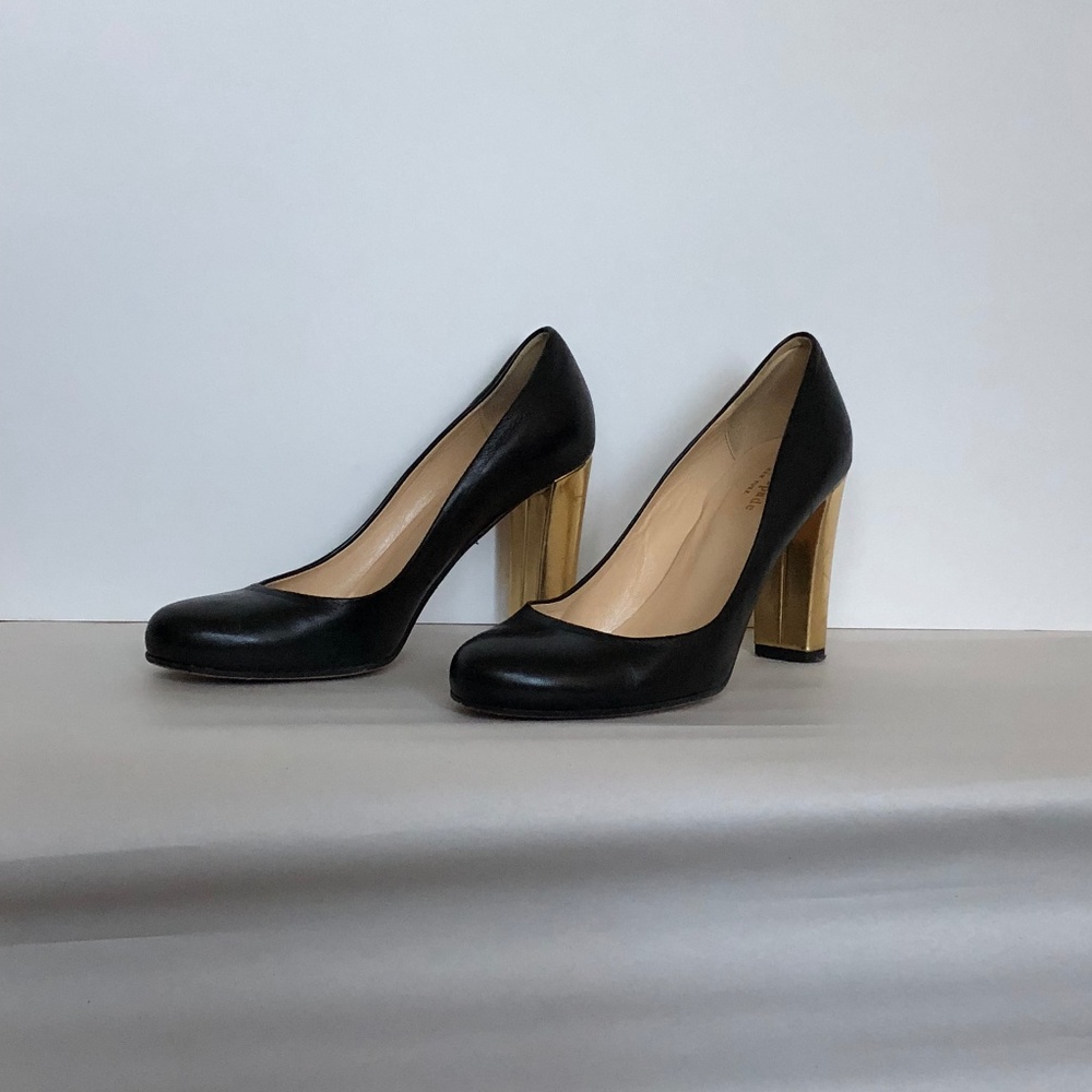 Round toe pumps with a chunky gold heel
